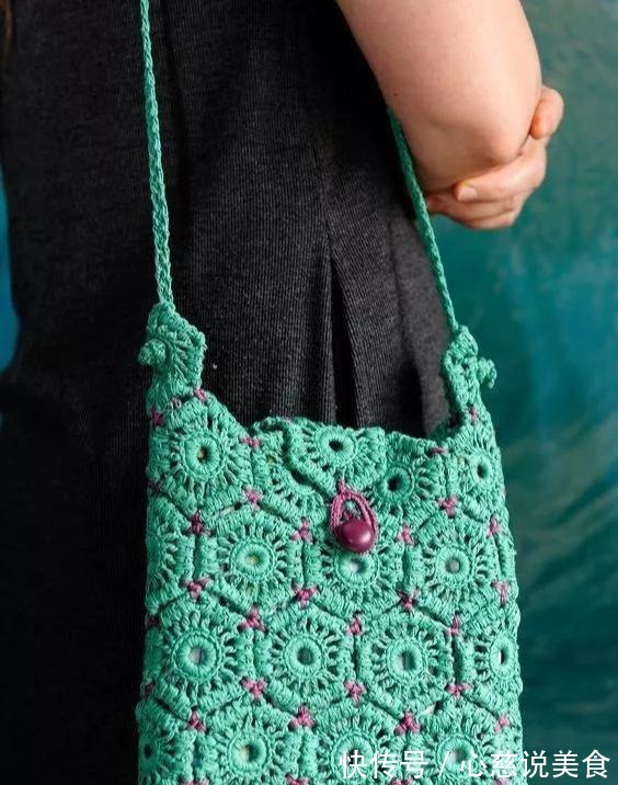 包包$55款超美的钩花包包,只要会钩不同的花,拼缝在一起,就能做出