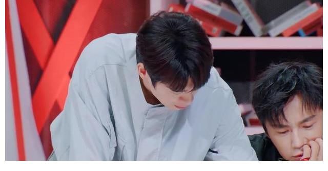 四个字|易烊千玺现身综艺荧屏，再现“四字”梗，但没想到是以这样的方式