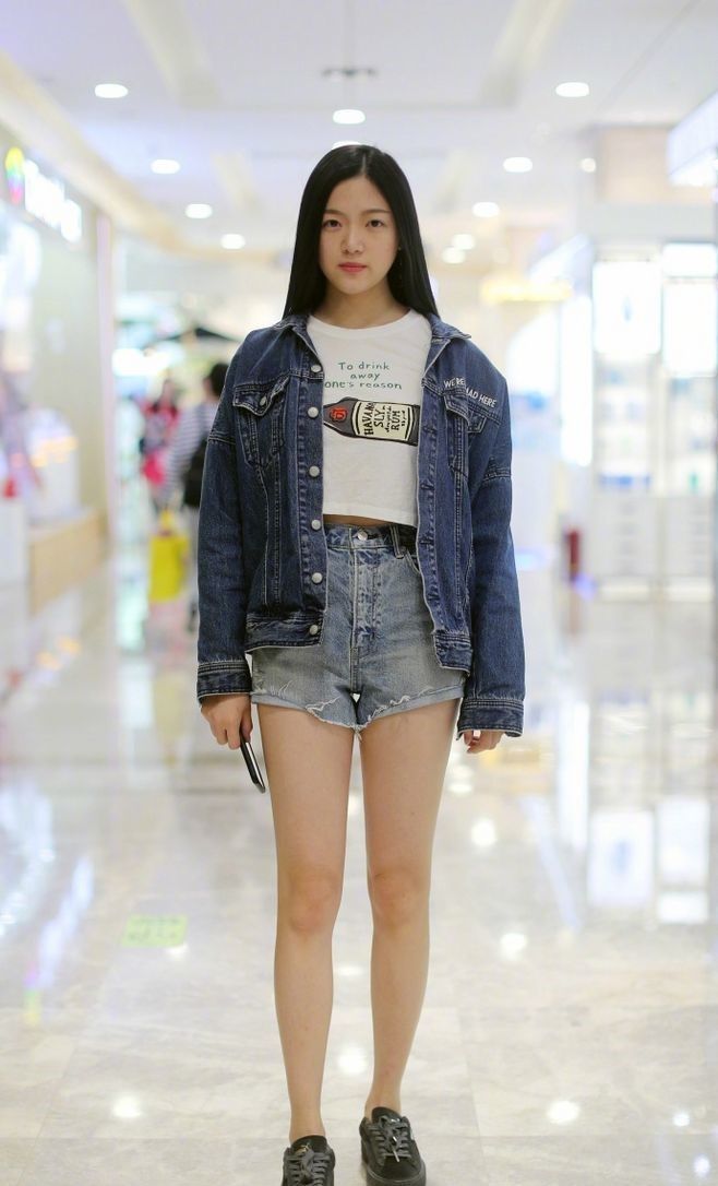 身材高挑|身穿黑色吊带衫的小美女，搭配白色鱼尾裙，尽显女人的魅力