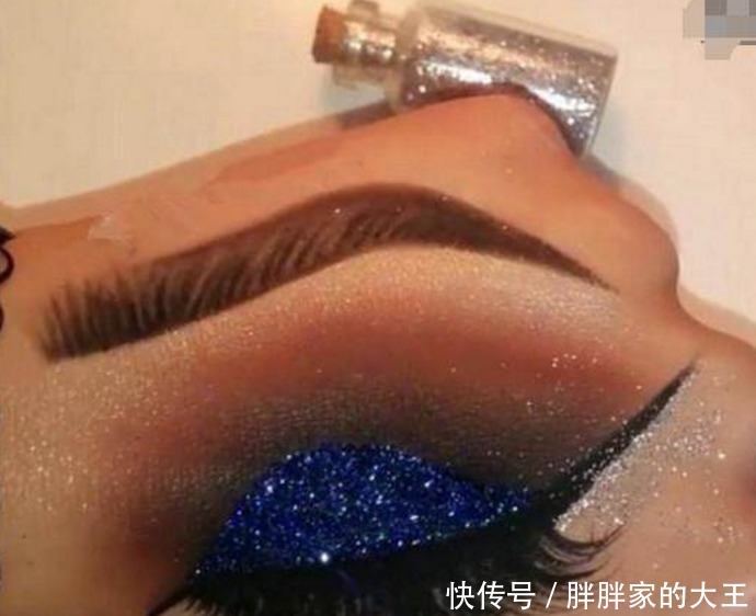 女子化妆品店买眼影,店员用这种方式试眼影,让顾客叹为观止!