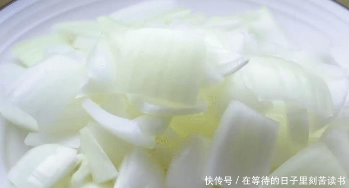 美味|分享一款美味的洋葱炒肉片,荤素搭配,肉嫩鲜香,孩子爱吃的菜肴
