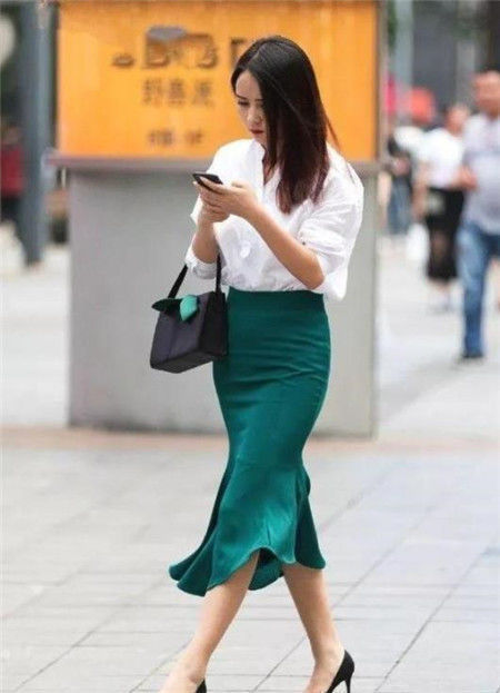 街拍吊带搭配短裙的小姐姐,肤如凝脂,秀色可餐