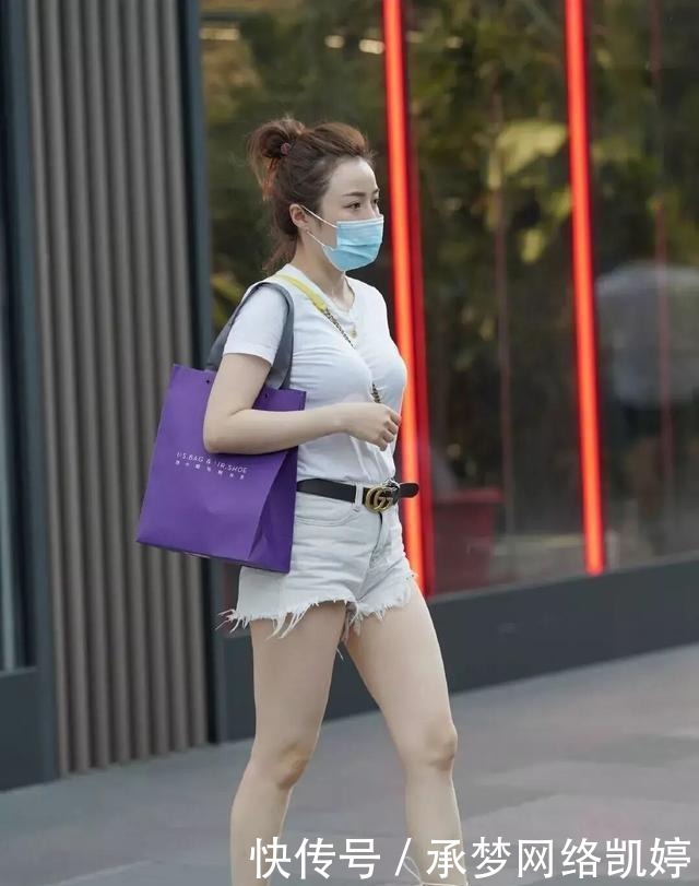 别小看了“短裤T恤”,只要穿搭合理,“酒杯腿”离你不远了!