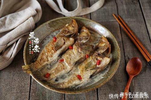 煮鱼汤时,要记得这两个步骤,才能奶白好喝,鱼肉还鲜嫩好吃
