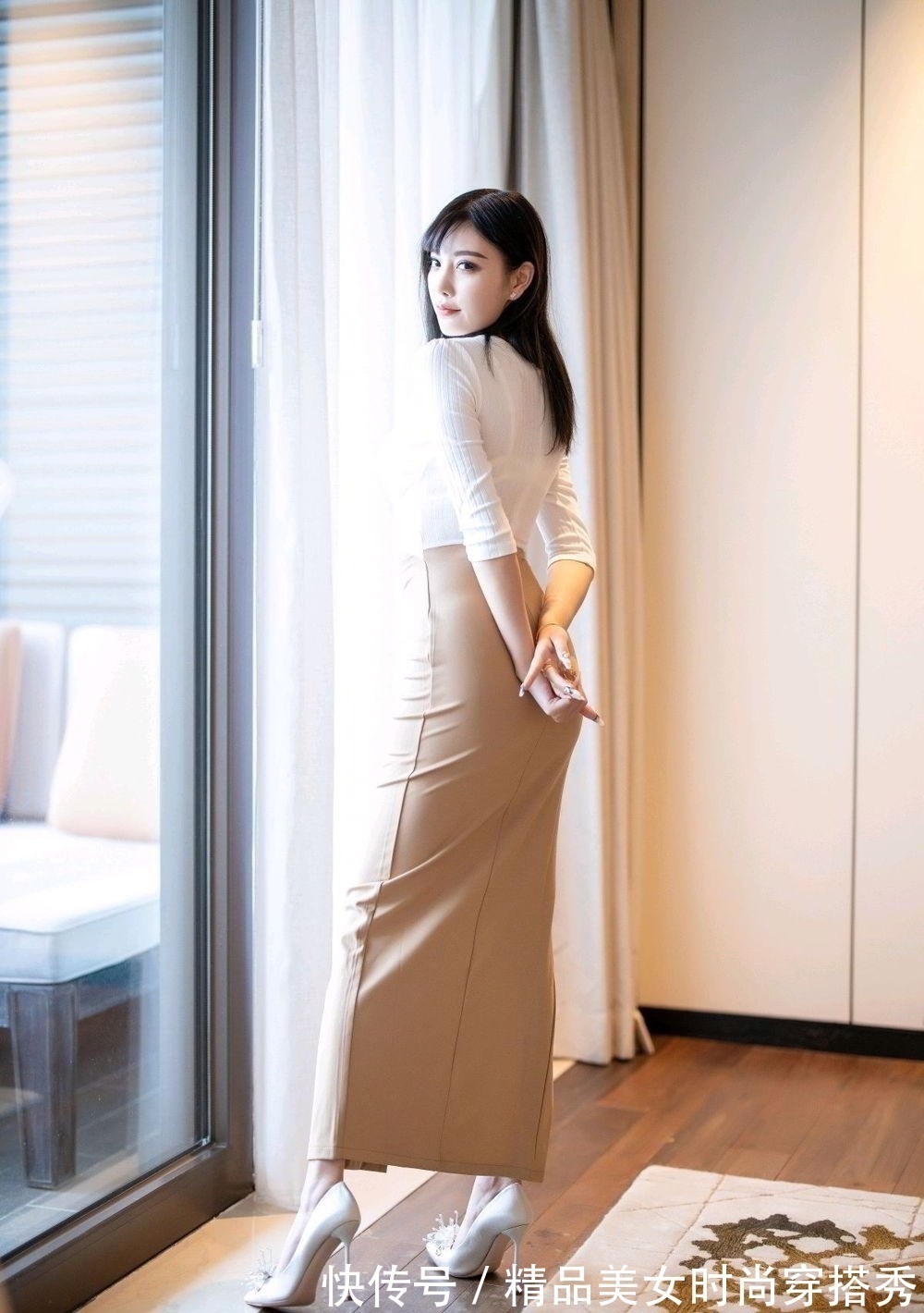 高跟鞋 简约干练的西装套装,搭配一双高跟鞋,尽显优雅的知性美