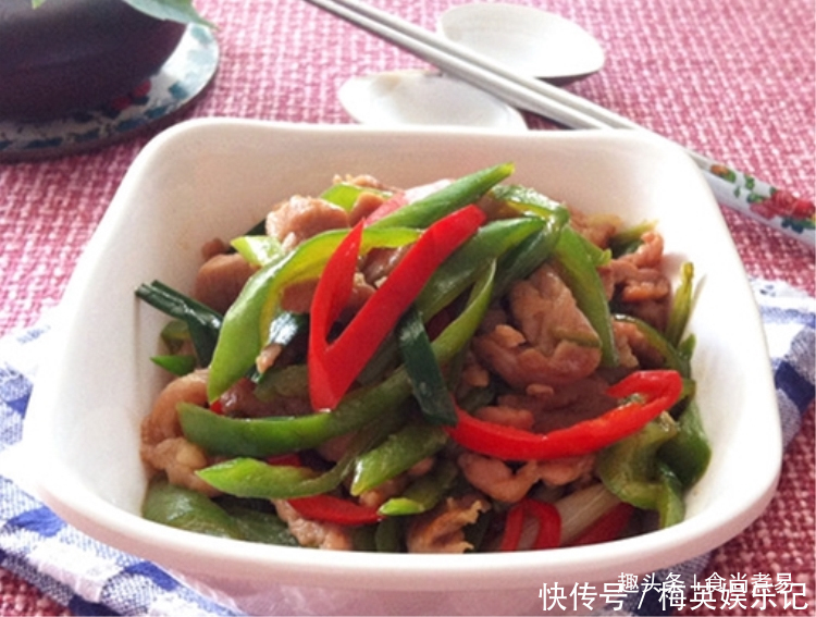  下饭|此菜三天两头就馋，简单炒一炒就出锅，香辣下饭，老妈却说热气