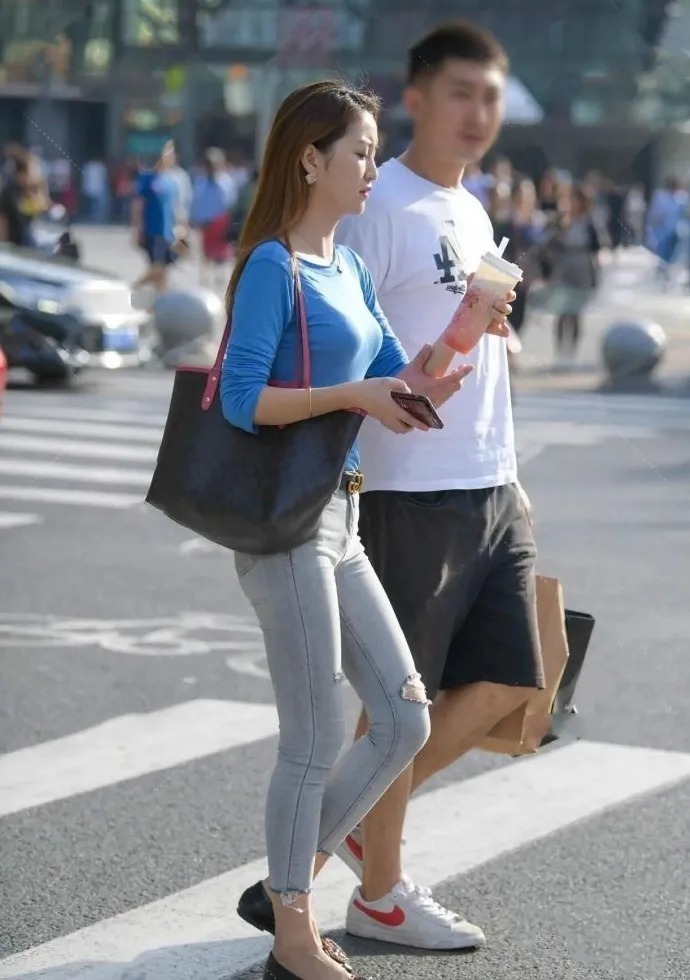 街拍:想要展现身材,选择简单修身牛仔裤,轻松解决穿搭问题