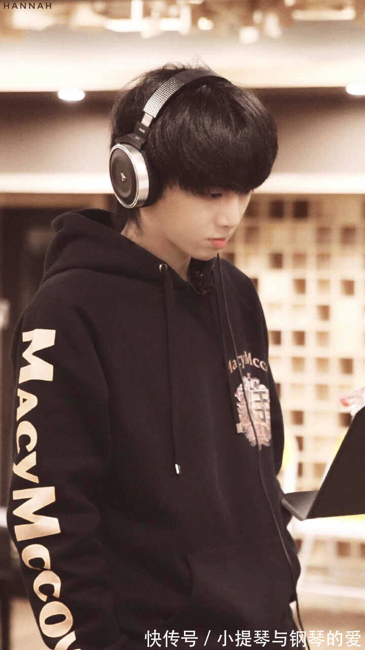 非常道|华晨宇照片中的工作服是华语乐坛领军人也是为舞台服务的工作者