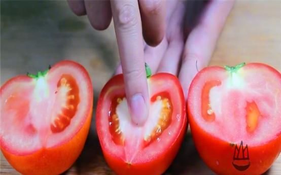 才知道，西红柿身上有个“小机关”，打不打激素，一眼就可以看出