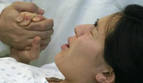 分娩|顺产妈妈“开指”慢,丈夫的举动堪称教科书,网友:百年一遇