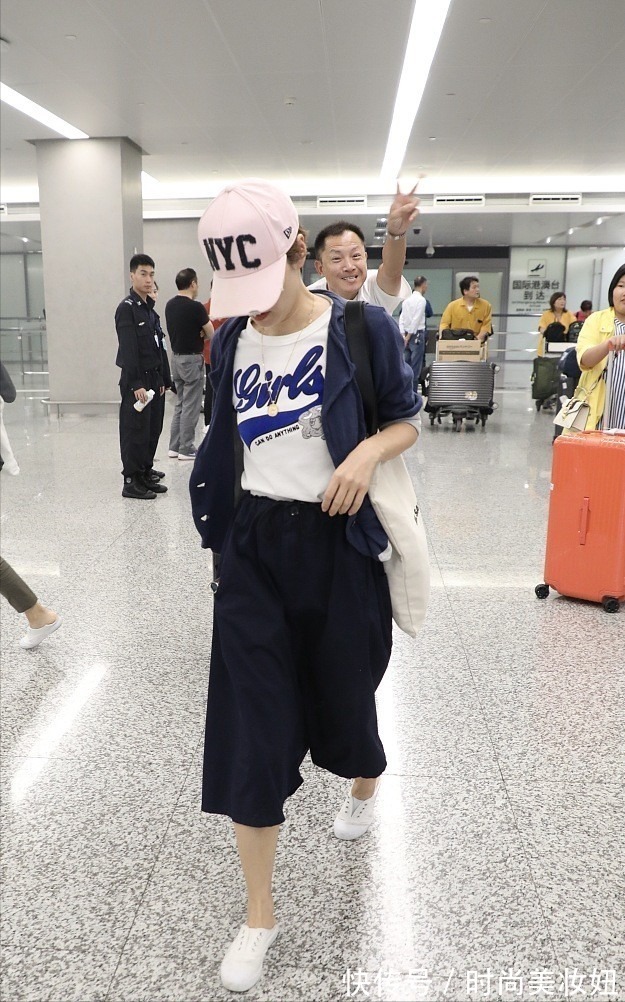 马伊琍|马伊琍才是“普通人”穿搭模板,T恤配7分阔腿裤,舒适又减龄