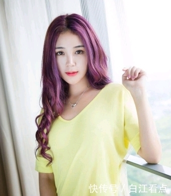 光鲜|街拍:小姐姐肤白貌美,气质光鲜靓丽很抢眼,小表情很可爱