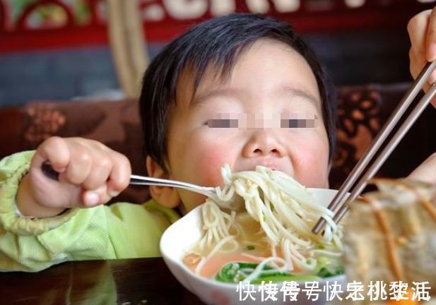 家长|娃何时学会用筷子不算晚?“用筷”过程有讲究,2岁不是最佳时机