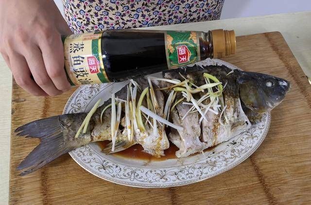 蒸鱼时，有人放盐，有人放酱油，大厨全不对这才是正确做法