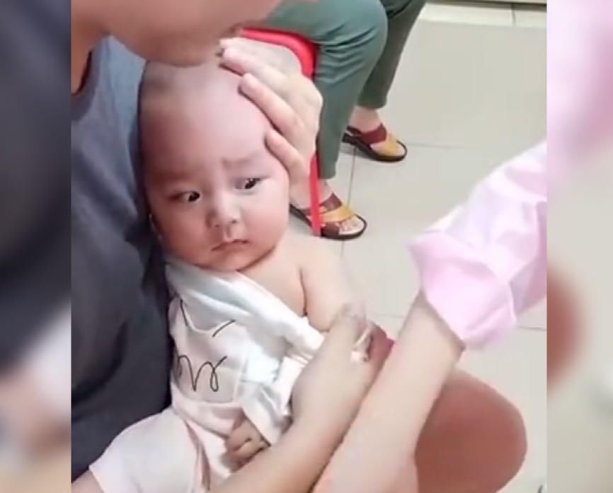 小姐姐|爸爸带娃去打针,娃瞬间秒变“戏精”,网友只怪打针的前奏太长
