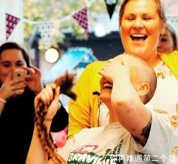 美国女子15年舍不得剪头发,如今为了捐款