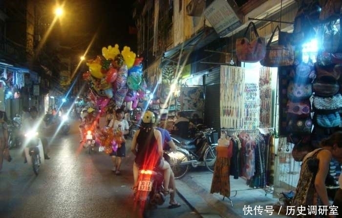 夜晚越南河内的街头热闹非凡, 让人习惯怀念曾经的美好
