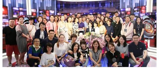 央視國(guó)際頻道主持人顏值出圈，李紅撐起門面，崔爽氣質(zhì)被看好