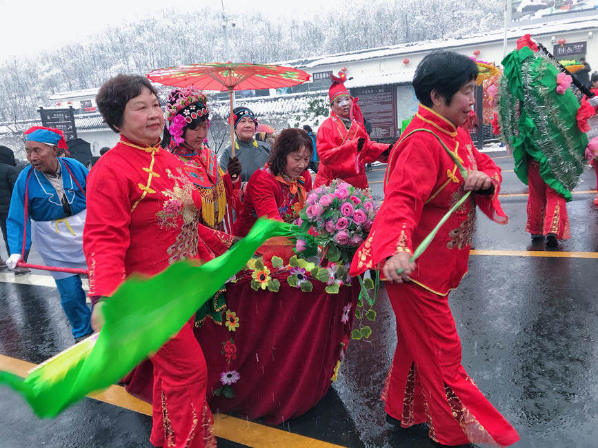 河南鲁山：银装素裹琼花开 锣鼓声声庆元宵