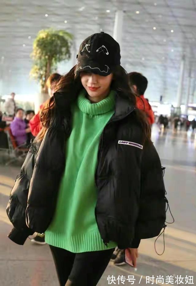 羽绒服|Angelababy不愧是模特出道的,穿小香风配牛仔裤走机场,洋气减龄