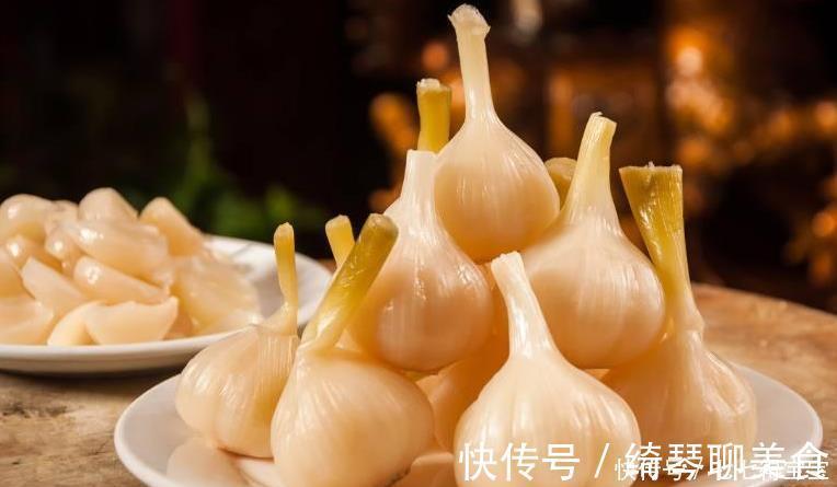 糖醋|腌糖醋蒜时,别只放醋和糖,记得多放“2个料”,蒜脆嫩香味浓