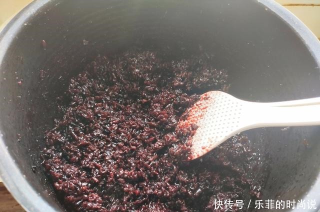 称为|它被称为“补血米”,看起来黑吃起来香,营养极高,早餐不再将就
