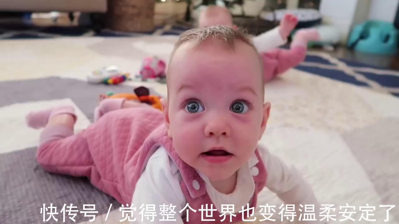 宝妈|5胞胎在客厅等妈妈给自己冲奶粉,一个个张望的小脑袋,太可爱
