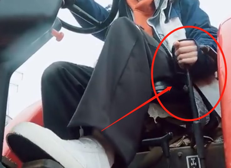 张艺兴学开拖拉机，用左手挂挡超厉害，被教练调侃速度快太真实了