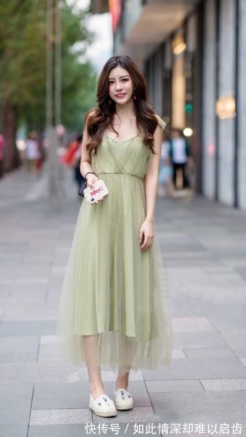 时尚|美女穿搭：连衣裙可以瞬间提升你的格调，清爽大方的穿起来挺拔有型