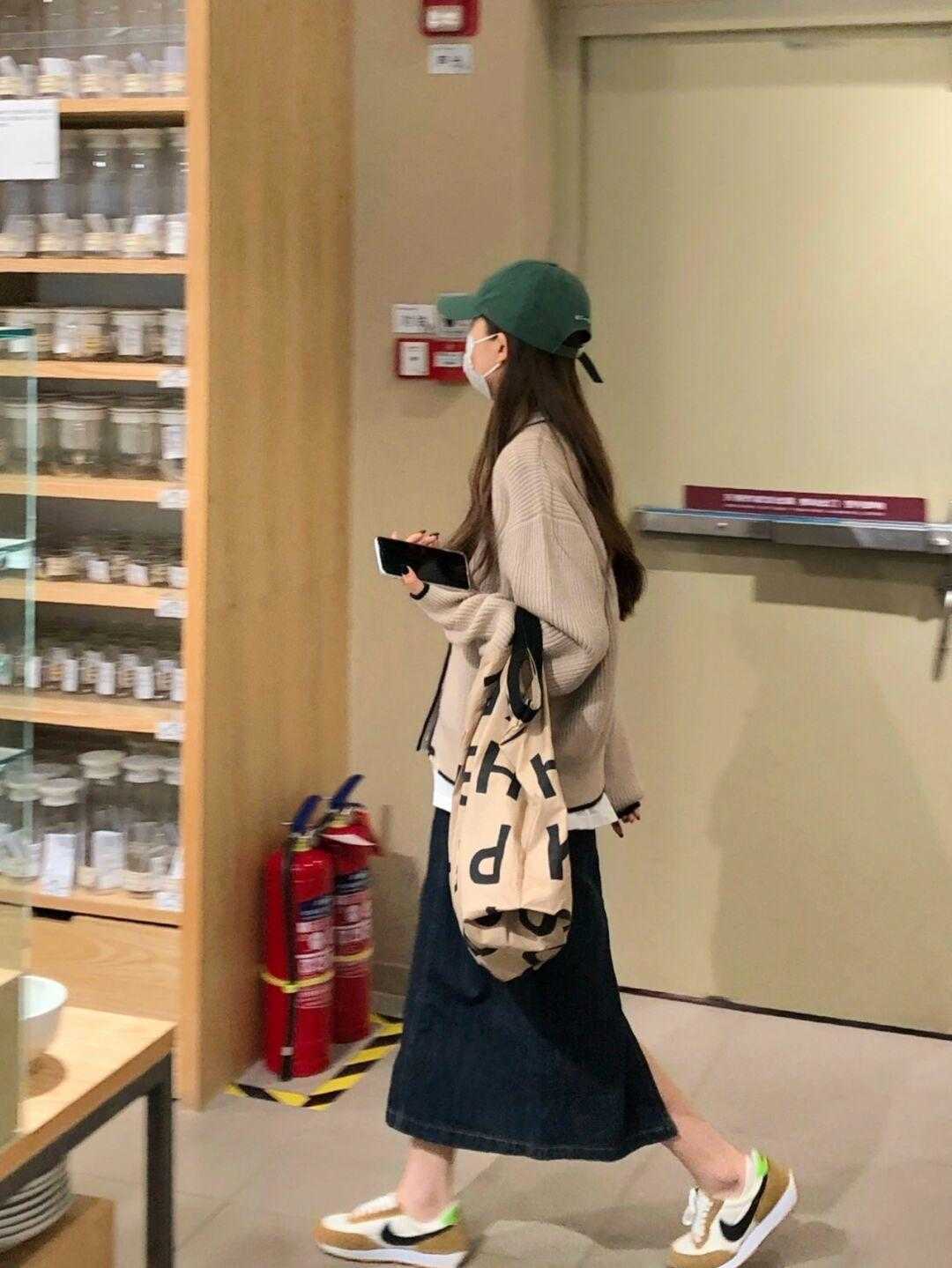 大长腿 毛衣+半身裙是真火!今年冬天这样穿,真的美到没朋友