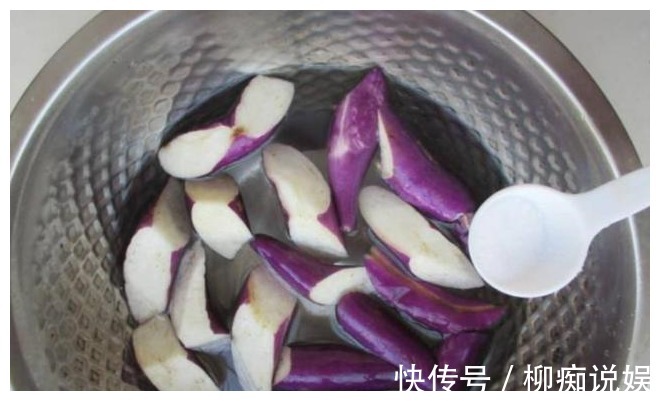 茄子|炒茄子先放油是大错特错，20年厨师长教你1招，茄子不吸油还香