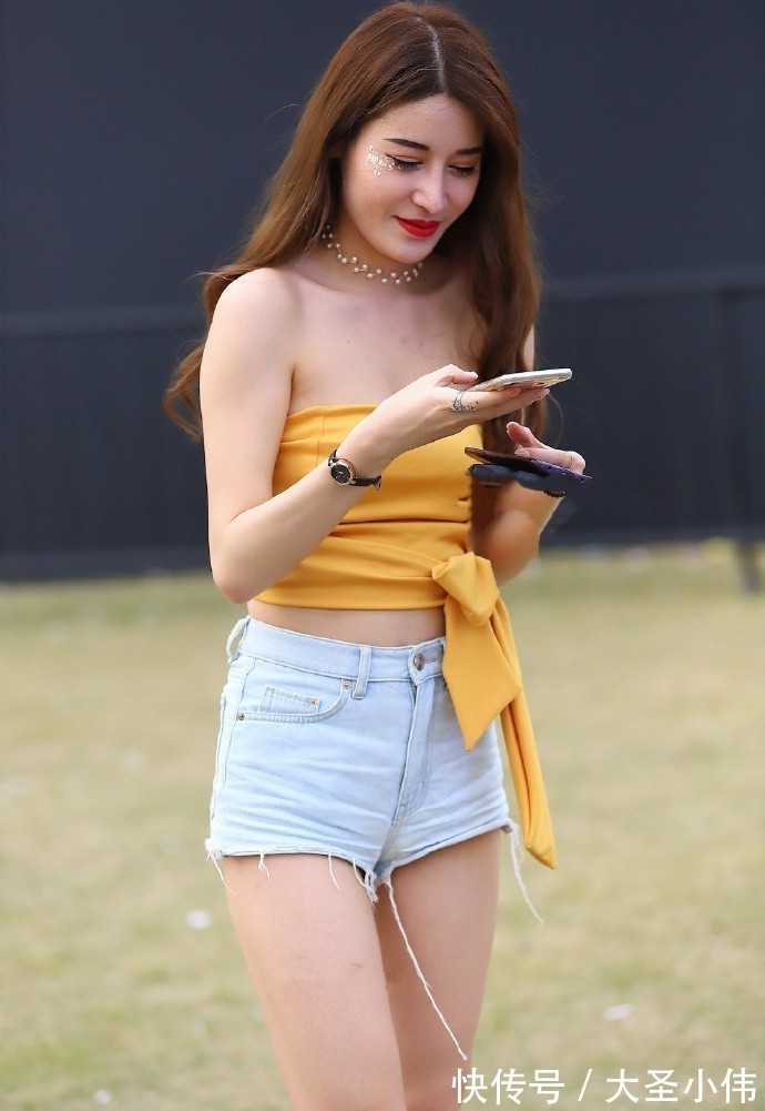 抹胸装|美女街拍:据说敢挑战抹胸装的妹子,都是女神级别的,不服来辩