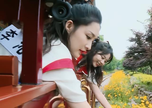 肩膀|譚松韻靠baby肩膀, 誰注意李沁的反應(yīng), 暴露女明星之間真實關(guān)系