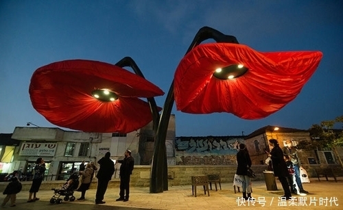 开放|街头上这4朵大红花,通过“感应”给过路行人阴凉,自如开放