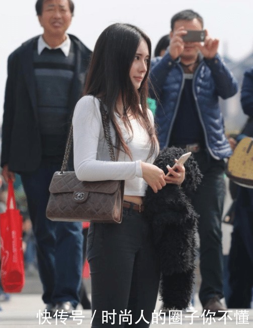 着装|合适初秋的着装,白色长袖上衣搭配黑色休闲裤,既显瘦又显腿长