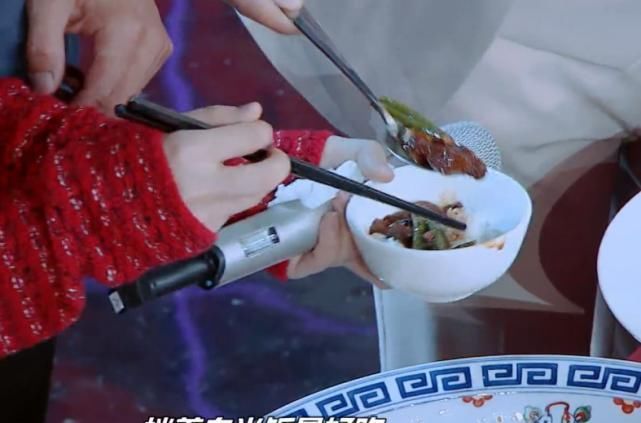 羡慕|赵丽颖看到卤肉,立马拿碗盛,看到她给谁吃了粉丝直呼羡慕