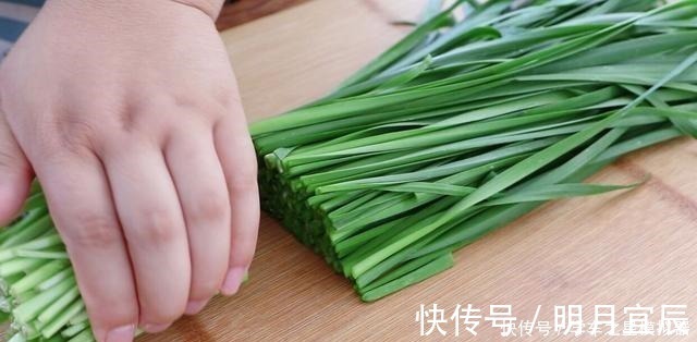 韭菜鸡蛋饼|教你在家做早餐，学会不用买着吃，比卖的还好吃，出锅就吃光，香！