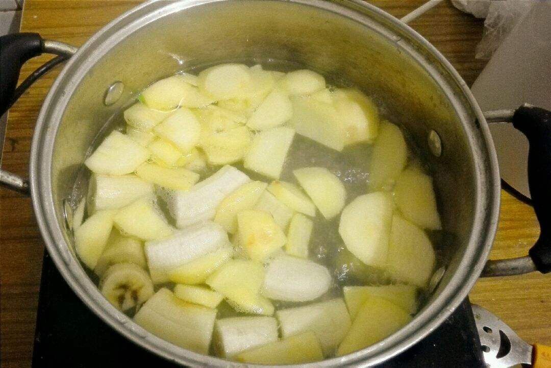 睡眠质量|香蕉剥皮用来煮水,能镇静神经、治疗失眠,比吃药还管用!