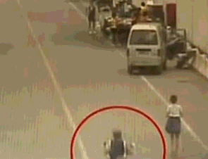 |搞笑GIF:面包车觉得很无辜啊!后面的小姐姐开过去了吗?