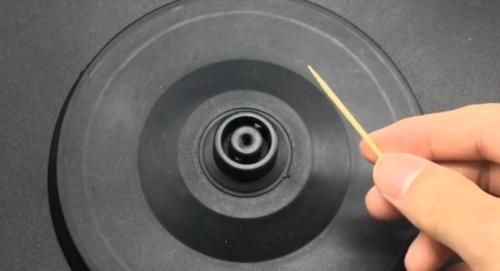 今天才知道,电热水壶上插根牙签,一年省下好几百,真的太聪明了