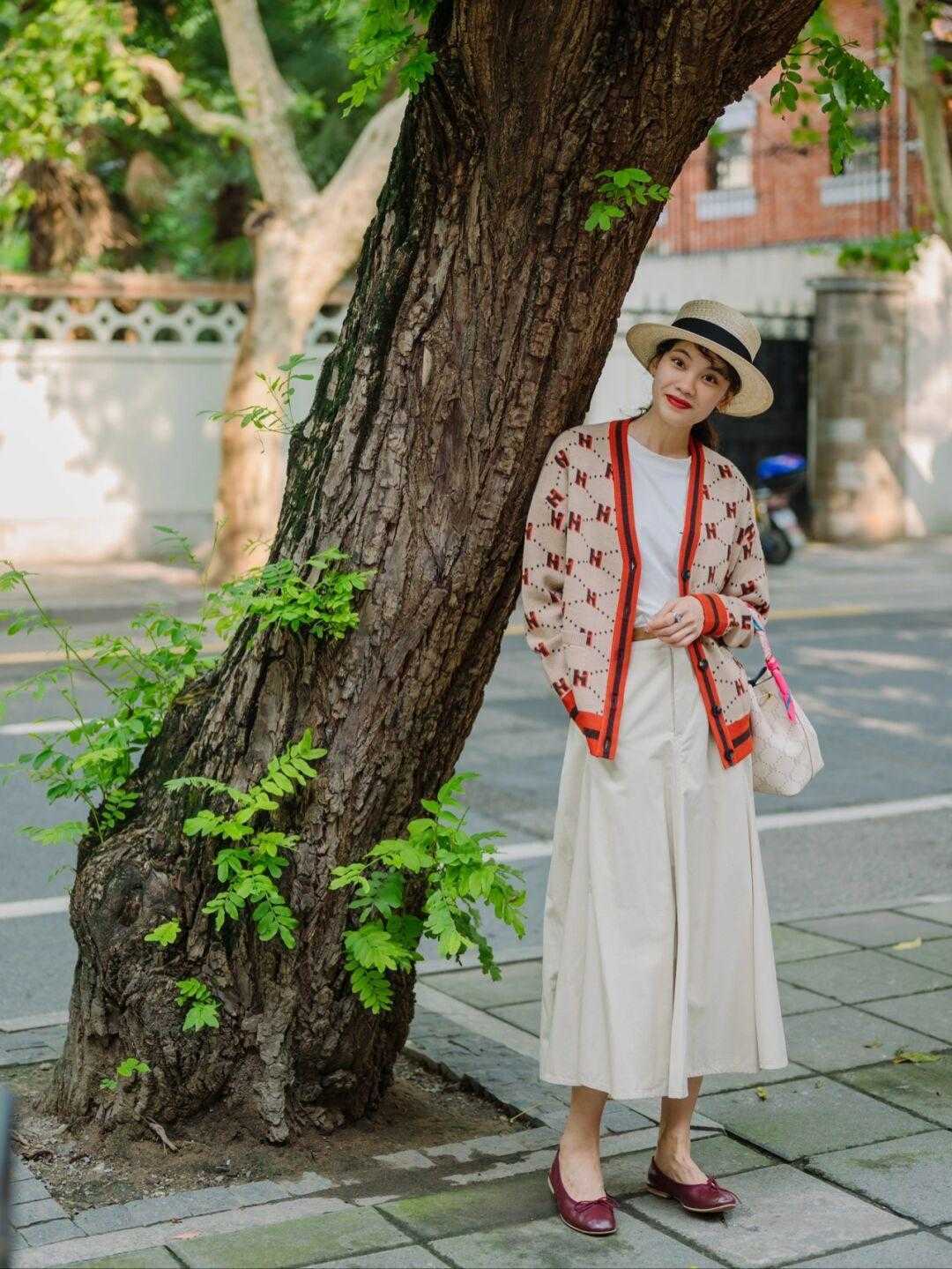 洋气|入秋，小个子适合走气质路线，黑色T恤配白色高腰直筒裤，超洋气