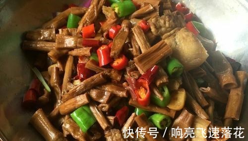 上手|笋和腊鸭搭配在一起，鲜香开胃还下饭，做法简单易上手，太美味了！