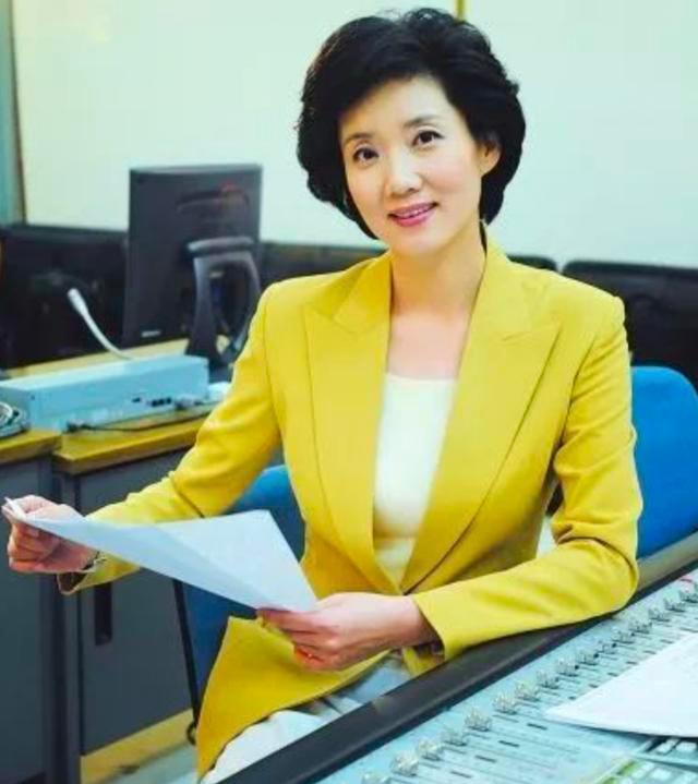 她是前《新闻联播》主持人,主持26年零失误,年过50仍气质优雅!
