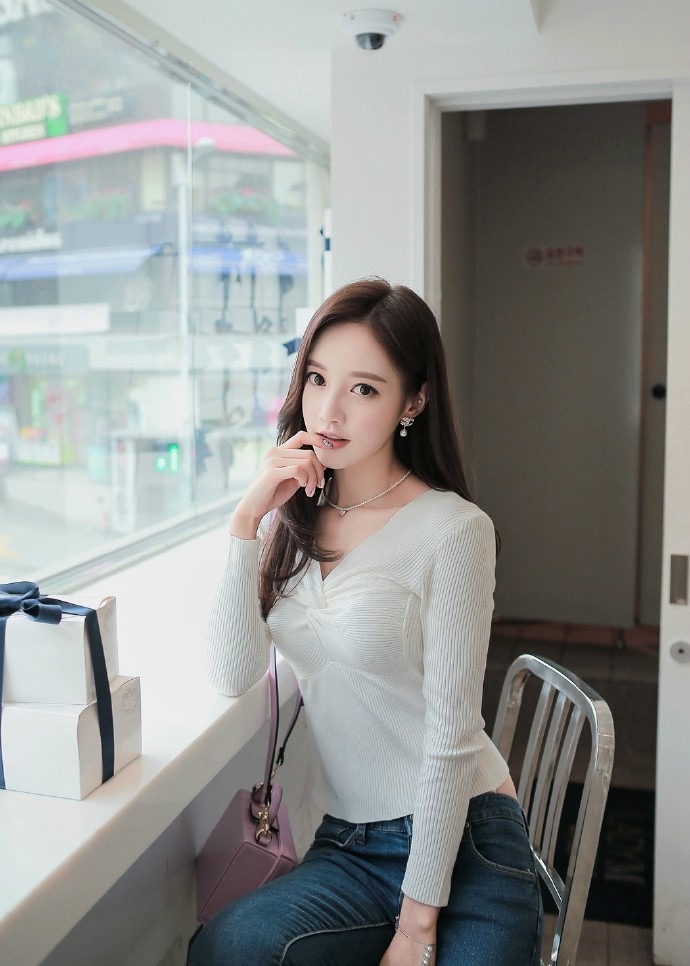 长发|长发美女的红色穿搭真性感,长相非常靓丽,气质优雅