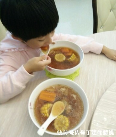 肉汤|劝告家长2种饭不要再给孩子吃了,积食又上火,还影响孩子发育