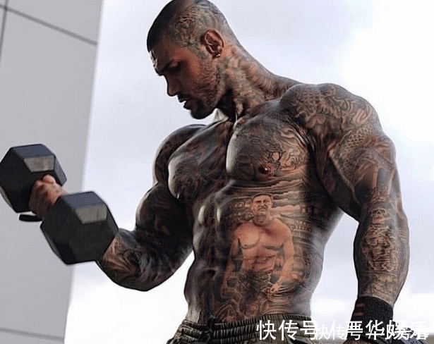 肌肉|195厘米的肌肉纹身男,看起来很凶,其实是带娃奶爸