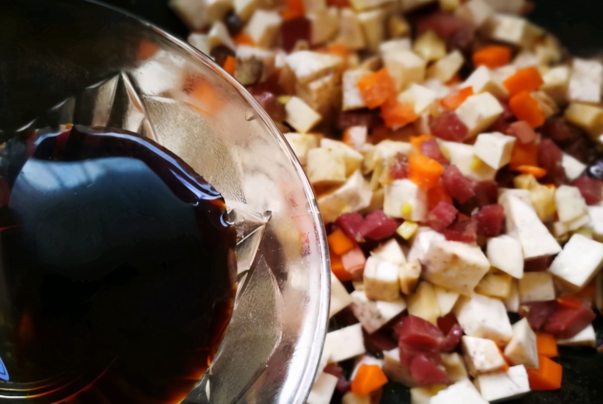 芋头|时蔬搭配腊肉和芋头,做出好吃一锅焖饭,饭菜一锅出,美味又方便