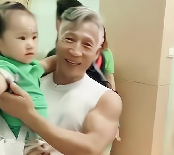 老人|六旬爷爷接孙女被围观,身材气质很是突出,爸爸看后感到“羞愧”