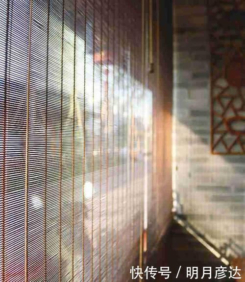 铁艺网|以后阳台我也不封,这样幕布搭木架上遮阳,跟豪宅小露台一样惬意