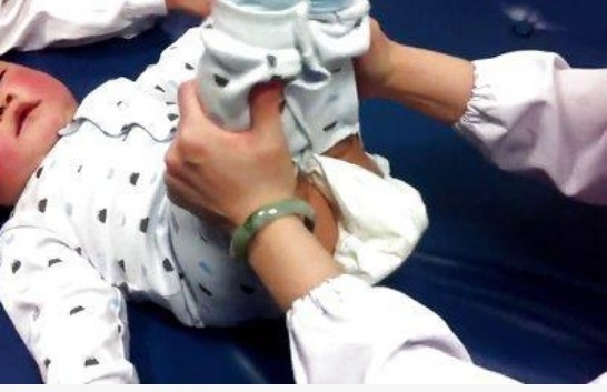 用力过猛|孩子三个月不会笑,奶奶却说是当领导的命,检查后医生却摇头